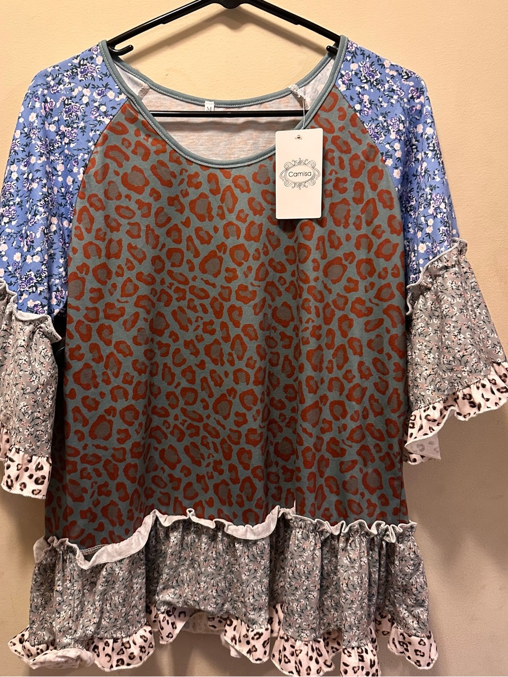 NEW. Camisa Mixed-Print Ruffle Hem Blouse - Olive Leopard & Lavender Floral